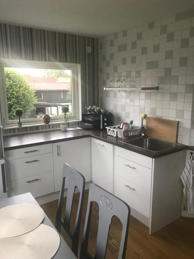 2 Rum Och Koek Pa Faerjestad Karlstad Exterior foto