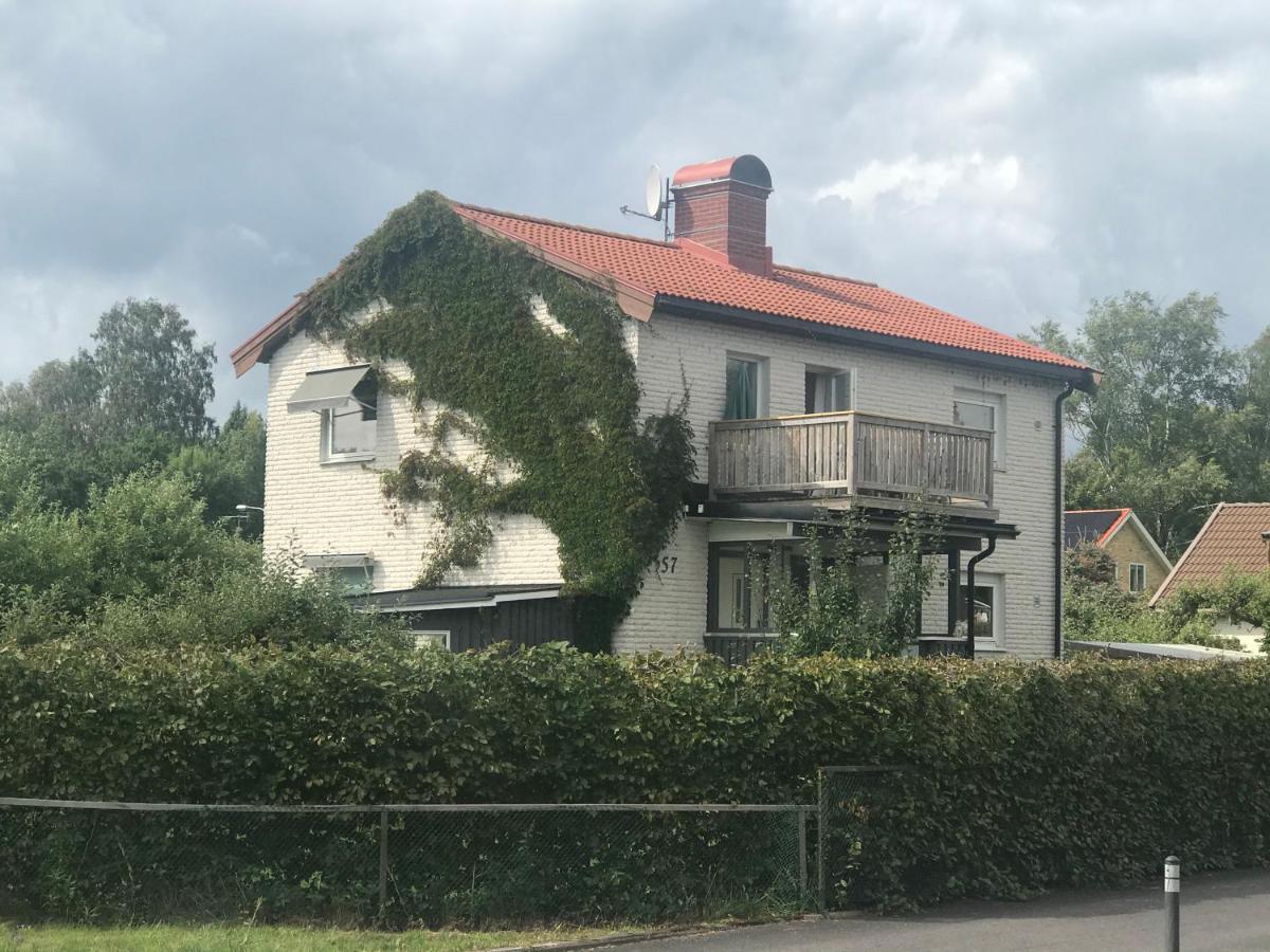 2 Rum Och Koek Pa Faerjestad Karlstad Exterior foto